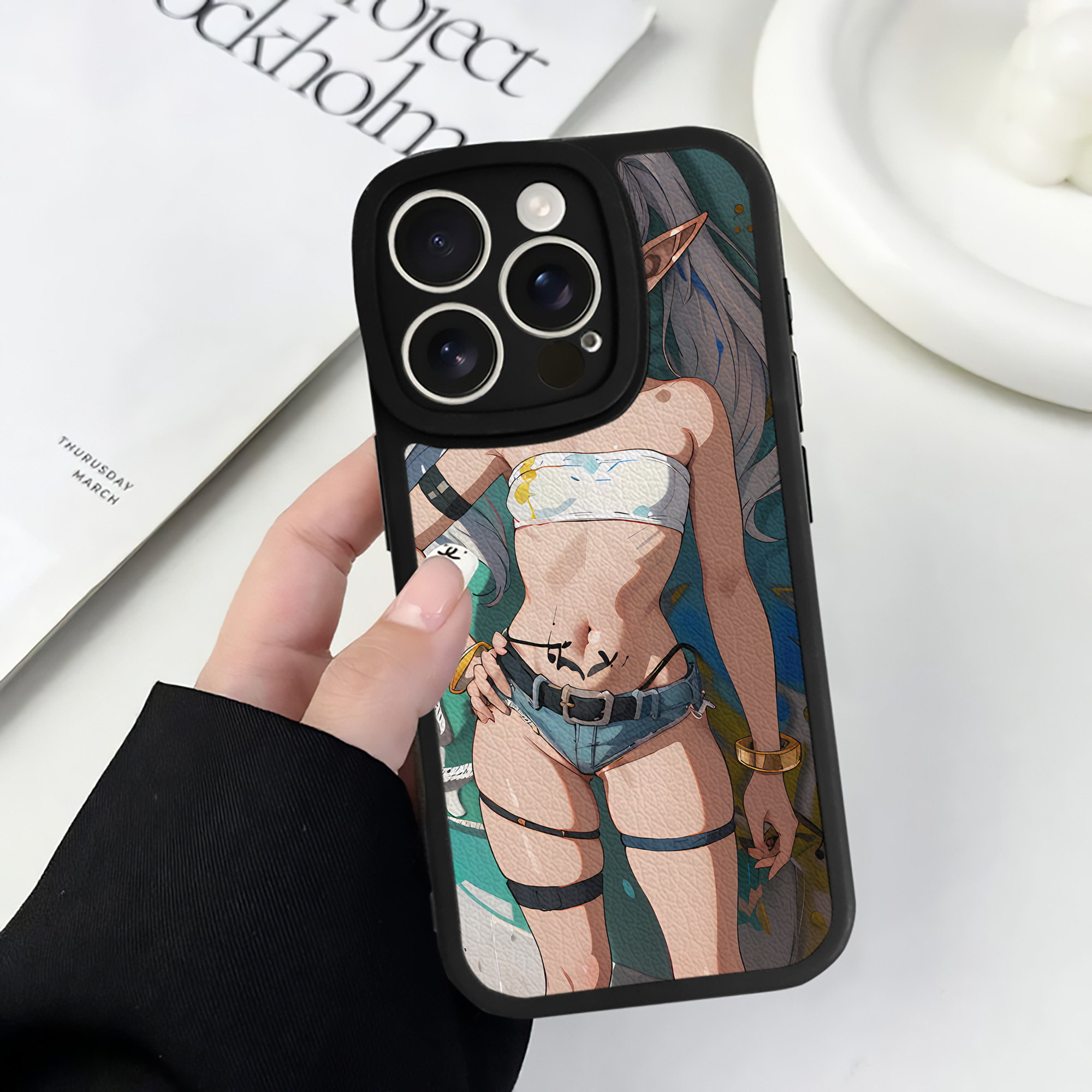 （画像用） 葬送のフリーレン Frieren 【iPhone 16シリーズ対応】シリコンスマホケース（レザー調） 材質：シリコン